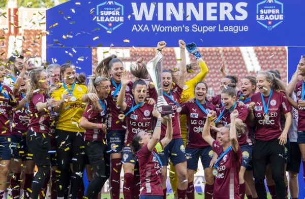 15 RTS Women's Super League les Servettiennes fêtent leur 1e titre de championnes de Suisse Crédits : Martial Trezzini 
(Keystone)