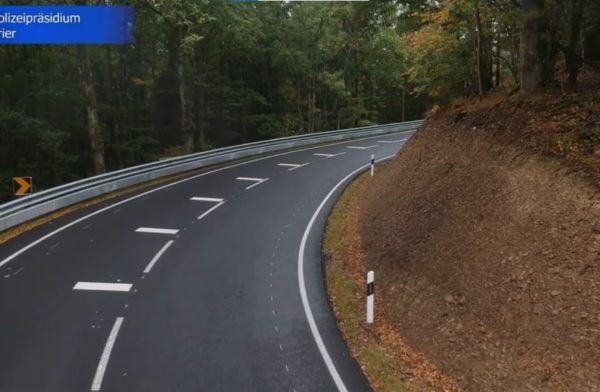 Citec_Des marquages de sécurité pour les motards Vue aérienne du marquage de sécurité inédit, modèle luxembourgeois testé en Allemagne. 
Crédit : État de Vaud