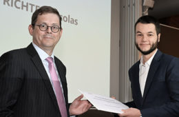 Jean-Daniel Buri remettant le prix Citec Mobility Solutions 2022 à Nicolas Richter