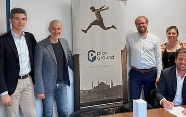Citec-signature-Playground-integre-groupe-Citec Les équipes dirigeantes des deux entités réunies pour officialiser l'intégration de Playground au groupe Citec.
