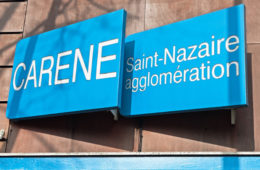 Nel 2022, la Città di Saint-Nazaire e la CARENE (Loira Atlantica) hanno affidato a Citec la progettazione di un modello macroscopico multimodale. Questo completo strumento di modellizzazione consente loro di condurre studi su una vasta gamma di argomenti: la considerazione dei diversi modi e bisogni di spostamento, i progetti di sviluppo urbano, la concomitanza di progetti e/o lavori su settori vicini, le riqualificazioni di spazi pubblici che vanno oltre il semplice aspetto funzionale (condivisione, vegetazione, ecc.).
4 anni a venire di studi di mobilità multimodale
In seguito allo sviluppo dello strumento, la Città di Saint-Nazaire e la CARENE hanno voluto essere accompagnate per sfruttare e aggiornare il modello. La padronanza dello strumento, ma anche dei dati che lo compongono, è un punto essenziale per la produzione di studi di spostamento che permetteranno di rispondere alle varie sfide del territorio. Per questo motivo il mandato è stato affidato a Citec, precedentemente coinvolta nella progettazione del modello statico multimodale di spostamenti. La prossima tappa si terrà il 30 giugno 2023, in occasione della riunione di lancio congiunta con Setec, il secondo ufficio studi aggiudicatario del mercato.