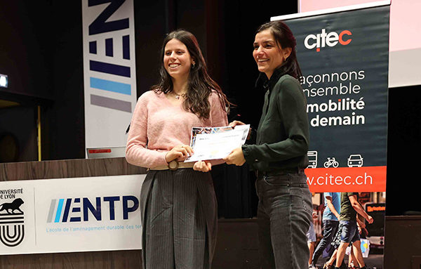 Citec-ENTPE-prix-Citec-Mobility-Solutions-remise-TFE-excellence-transport-mobilite-innovation-Edith-Combes-laet Édith Combes lauréate du Prix Citec Mobility Solutions remis à l'ENTPE par Mélanie Legat, DRH Citec Groupe. Crédits : ENTPE.