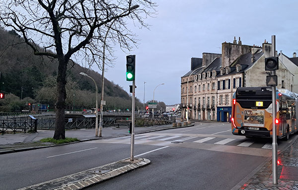 Carrefour à feux et passage de bus du réseau QUB. Crédit : Citec