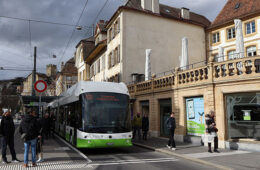 Bus dans le centre de Neuchâtel. Crédit : Wikimedia Commons