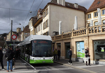 Bus dans le centre de Neuchâtel. Crédit : Wikimedia Commons