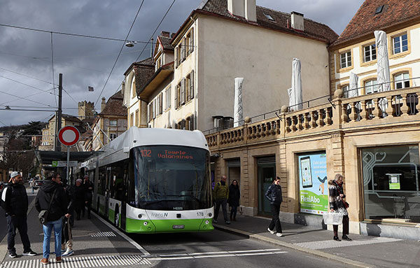 Bus dans le centre de Neuchâtel. Crédit : Wikimedia Commons
