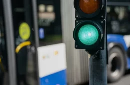 Priorisation des bus aux carrefours à feux. Crédit : Adobe Stock