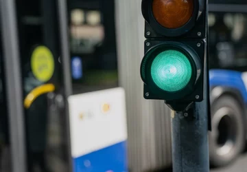 Priorisation des bus aux carrefours à feux. Crédit : Adobe Stock