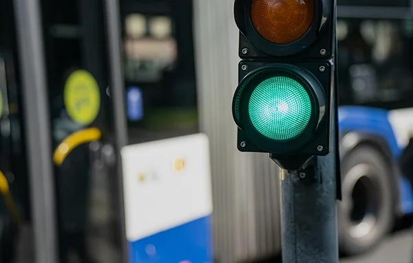 Priorisation des bus aux carrefours à feux. Crédit : Adobe Stock